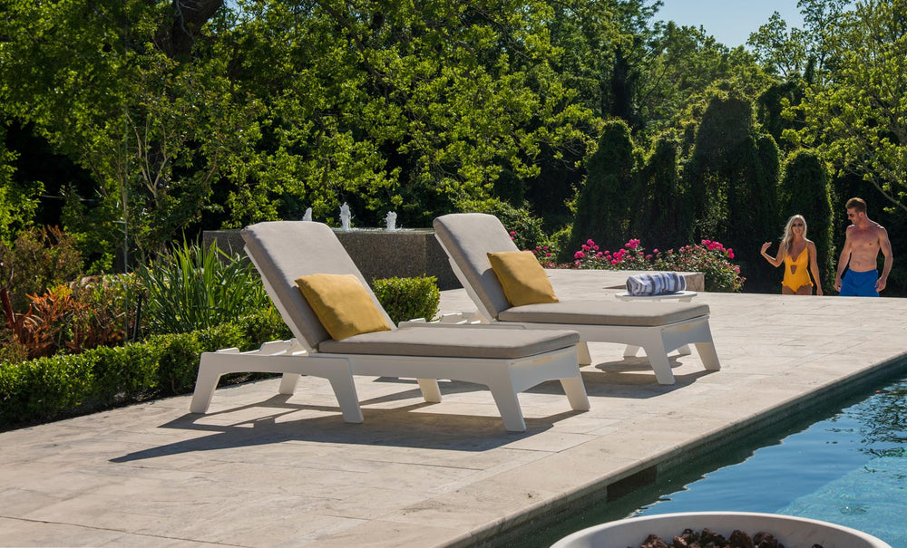Mainstay Chaise