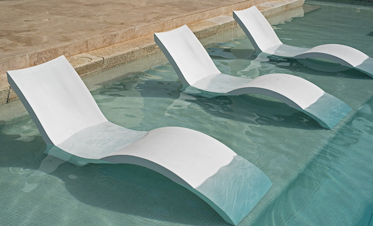 Ledge Signature Chaise Deep and Side Table In-Pool Set