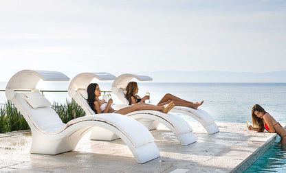 Ledge Signature Chaise Shade