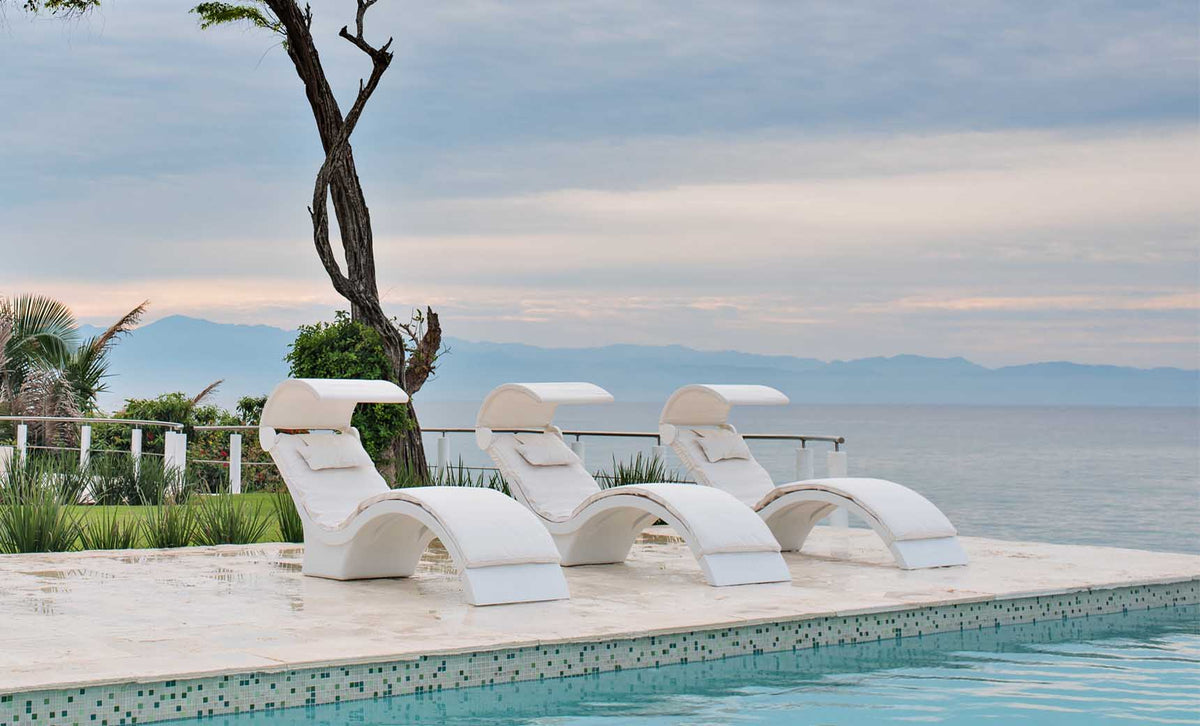Ledge Signature Chaise Shade